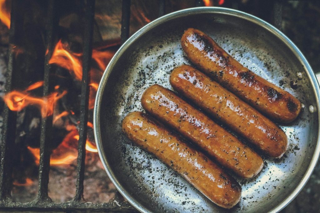 Wat zit er écht in een frikandel? Feiten op Frikandellendag