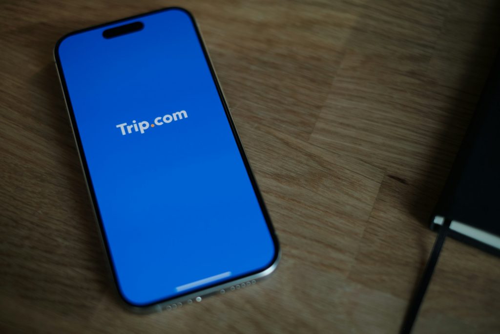 Reissector toont twee gezichten: Trip.com floreert door Chinese reislust, terwijl Flight Centre winst ziet dalen